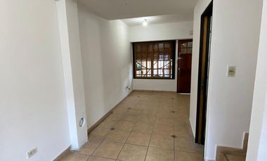 DUPLEX 4 AMBIENTES EN 2 PLANTAS CON COCHERA PROPIA Y PATIO, EXCELENTE ESTADO Y UBICACIÓN, VILLA LUZURIAGA