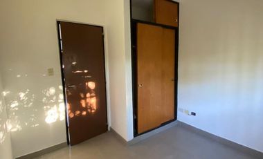 DUPLEX 4 AMBIENTES EN 2 PLANTAS CON COCHERA PROPIA Y PATIO, EXCELENTE ESTADO Y UBICACIÓN, VILLA LUZURIAGA