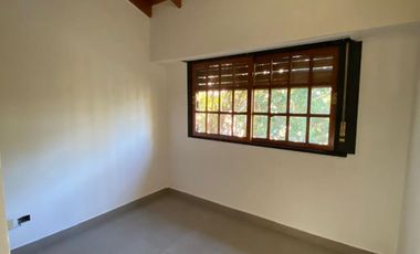 DUPLEX 4 AMBIENTES EN 2 PLANTAS CON COCHERA PROPIA Y PATIO, EXCELENTE ESTADO Y UBICACIÓN, VILLA LUZURIAGA