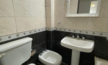 DUPLEX 4 AMBIENTES EN 2 PLANTAS CON COCHERA PROPIA Y PATIO, EXCELENTE ESTADO Y UBICACIÓN, VILLA LUZURIAGA