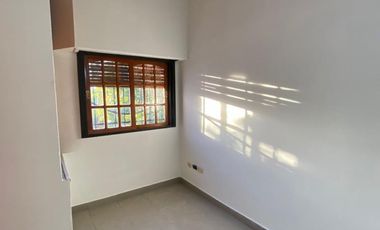 DUPLEX 4 AMBIENTES EN 2 PLANTAS CON COCHERA PROPIA Y PATIO, EXCELENTE ESTADO Y UBICACIÓN, VILLA LUZURIAGA