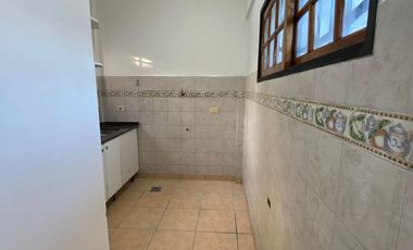DUPLEX 4 AMBIENTES EN 2 PLANTAS CON COCHERA PROPIA Y PATIO, EXCELENTE ESTADO Y UBICACIÓN, VILLA LUZURIAGA