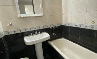 DUPLEX 4 AMBIENTES EN 2 PLANTAS CON COCHERA PROPIA Y PATIO, EXCELENTE ESTADO Y UBICACIÓN, VILLA LUZURIAGA