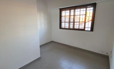 DUPLEX 4 AMBIENTES EN 2 PLANTAS CON COCHERA PROPIA Y PATIO, EXCELENTE ESTADO Y UBICACIÓN, VILLA LUZURIAGA