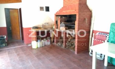 Casa de cuatro ambientes a la venta en José C Paz