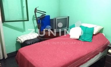 Casa de cuatro ambientes a la venta en José C Paz