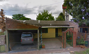 Casa de cuatro ambientes a la venta en José C Paz