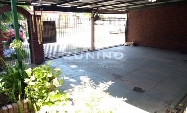 Casa de cuatro ambientes a la venta en José C Paz