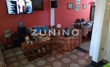 Casa de cuatro ambientes a la venta en José C Paz