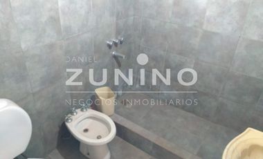 Casa de cuatro ambientes a la venta en José C Paz