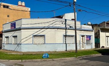 Casa 3 ambientes con cochera y patio A RECICLAR