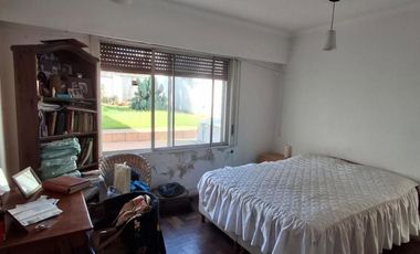 CASA CON DOS LOCALES SOBRE AVENIDA