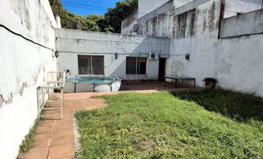 CASA CON DOS LOCALES SOBRE AVENIDA