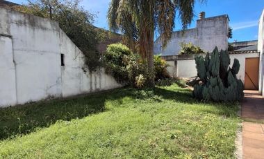 CASA CON DOS LOCALES SOBRE AVENIDA