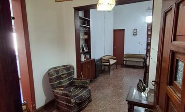 CASA CON DOS LOCALES SOBRE AVENIDA