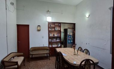CASA CON DOS LOCALES SOBRE AVENIDA