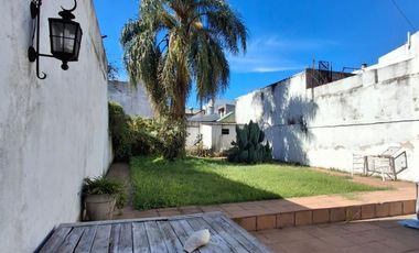 CASA CON DOS LOCALES SOBRE AVENIDA