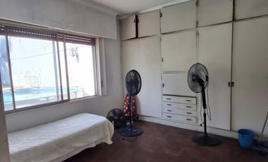 CASA CON DOS LOCALES SOBRE AVENIDA