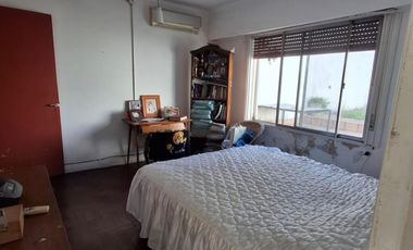 CASA CON DOS LOCALES SOBRE AVENIDA