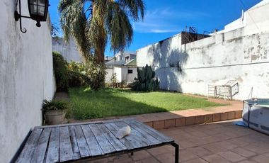 CASA CON DOS LOCALES SOBRE AVENIDA