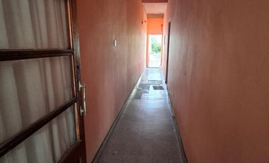 CASA CON DOS LOCALES SOBRE AVENIDA