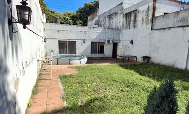 CASA CON DOS LOCALES SOBRE AVENIDA