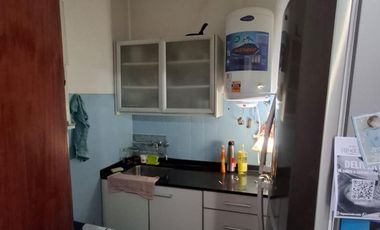 CASA CON DOS LOCALES SOBRE AVENIDA