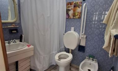 CASA CON DOS LOCALES SOBRE AVENIDA