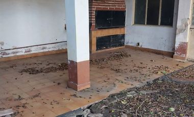 Casa centrica y a 2 cuadras de la Estacion con dos locales