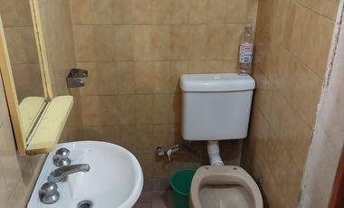 Casa centrica y a 2 cuadras de la Estacion con dos locales