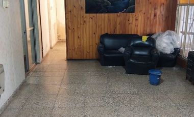 Casa centrica y a 2 cuadras de la Estacion con dos locales