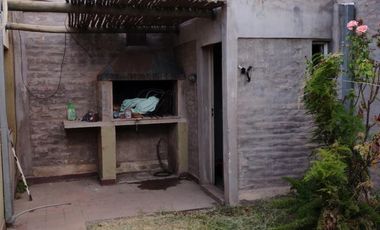 ALQUILER-CASA 4 DORMITORIOS CON COCHERA-BARRIO MUNICIPAL-LAS HERAS