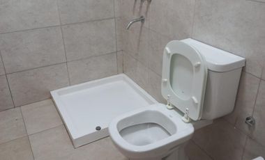 Se alquila amplio departamento en zona centro