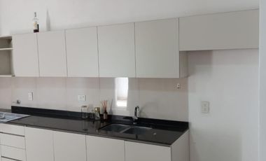 Se alquila amplio departamento en zona centro