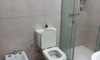 Se alquila amplio departamento en zona centro