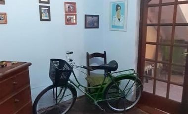 EXCELENTE CASA 4 AMBIENTES EN DOS PLANTAS - LOTE PROPIO - MORON SUR