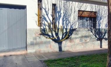 Venta Casa 3 Amb. Con Patio Y Terraza. Zona Villa Bonich