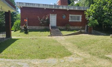 SE VENDE CASAQUINTA  SOBRE LOTE DE 3700M2 EN DIQUE LUJAN