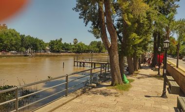 SE VENDE CASAQUINTA  SOBRE LOTE DE 3700M2 EN DIQUE LUJAN