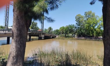 SE VENDE CASAQUINTA  SOBRE LOTE DE 3700M2 EN DIQUE LUJAN