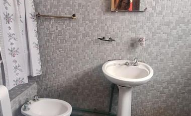 Casa 4 ambientes a demoler o refaccionar en su totalidad.