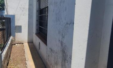 Casa 4 ambientes a demoler o refaccionar en su totalidad.
