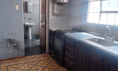 Casa 4 ambientes a demoler o refaccionar en su totalidad.