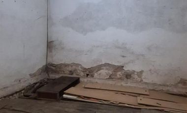 Casa 4 ambientes a demoler o refaccionar en su totalidad.