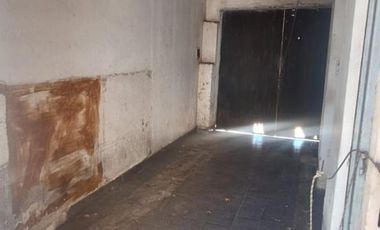 Casa 4 ambientes a demoler o refaccionar en su totalidad.