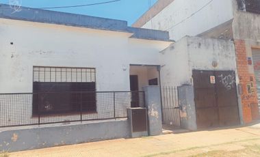 Casa 4 ambientes a demoler o refaccionar en su totalidad.