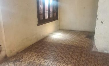 Casa 4 ambientes a demoler o refaccionar en su totalidad.