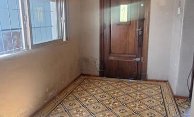 Casa 4 ambientes a demoler o refaccionar en su totalidad.