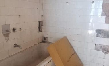 Casa 4 ambientes a demoler o refaccionar en su totalidad.