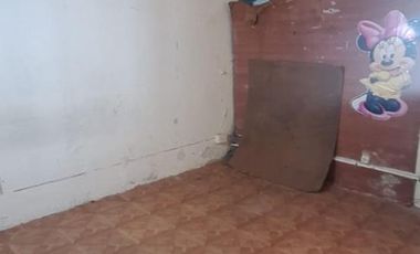 Casa 4 ambientes a demoler o refaccionar en su totalidad.